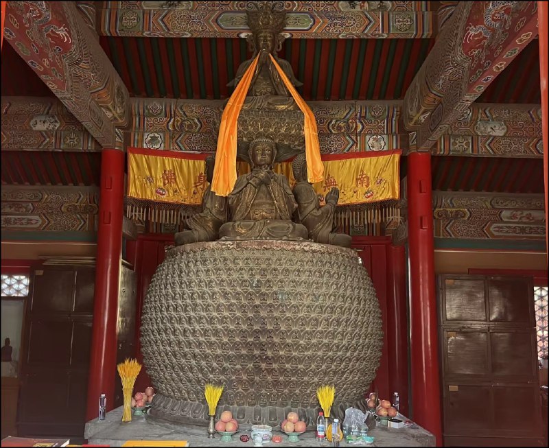 初见法源法源寺的午后，雕黄的银杏叶缀着残阳余辉，大雄宝殿“法海真源”的匾额在光影里半明半暗