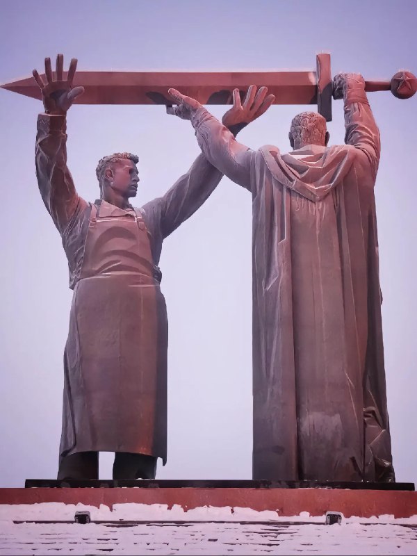 【后方-前方】#后方前方纪念碑 #苏联雕塑 #雕塑 #艺术 #俄罗斯雕塑纪念碑竖立在马格尼托哥尔斯克，一名工人向一名战士授剑