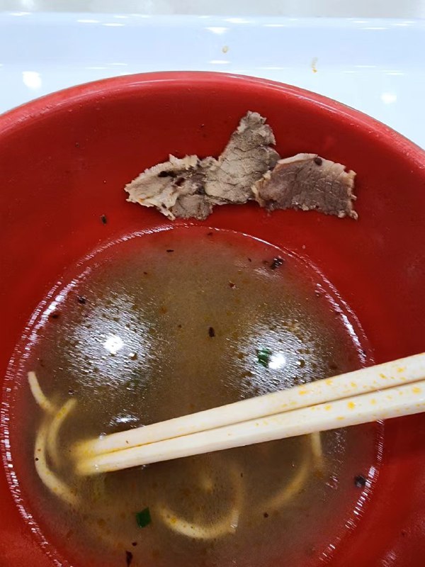 我们学校8元一碗的牛肉面，这是里面的牛肉，薄到能贴在碗壁