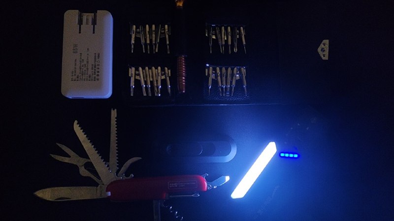 现在我的随身工具都变成扁的了，可以轻松塞进米家挎包而不会凸起，至于为什么买米家挎包，其实是不知道选哪个好，小米的东西比较有质量保障