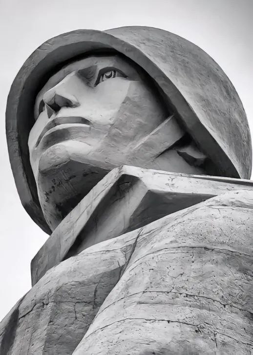 阿廖沙「Алёша」#阿廖沙纪念碑  #苏联雕塑 #苏联艺术 #摩尔曼斯克这座纪念碑是为了纪念在卫国战争期间保卫苏联北极地区的战士们而建的，人们亲切地称之为阿廖沙「Алёша」