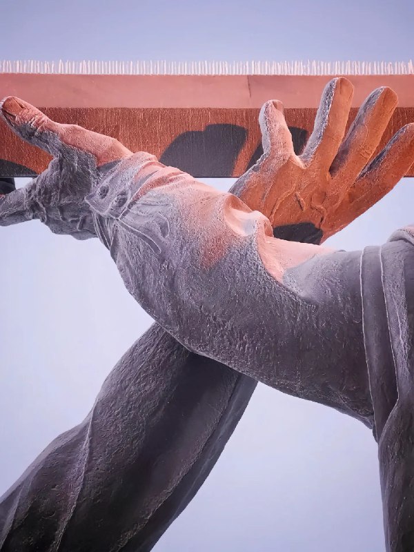 【后方-前方】#后方前方纪念碑 #苏联雕塑 #雕塑 #艺术 #俄罗斯雕塑纪念碑竖立在马格尼托哥尔斯克，一名工人向一名战士授剑