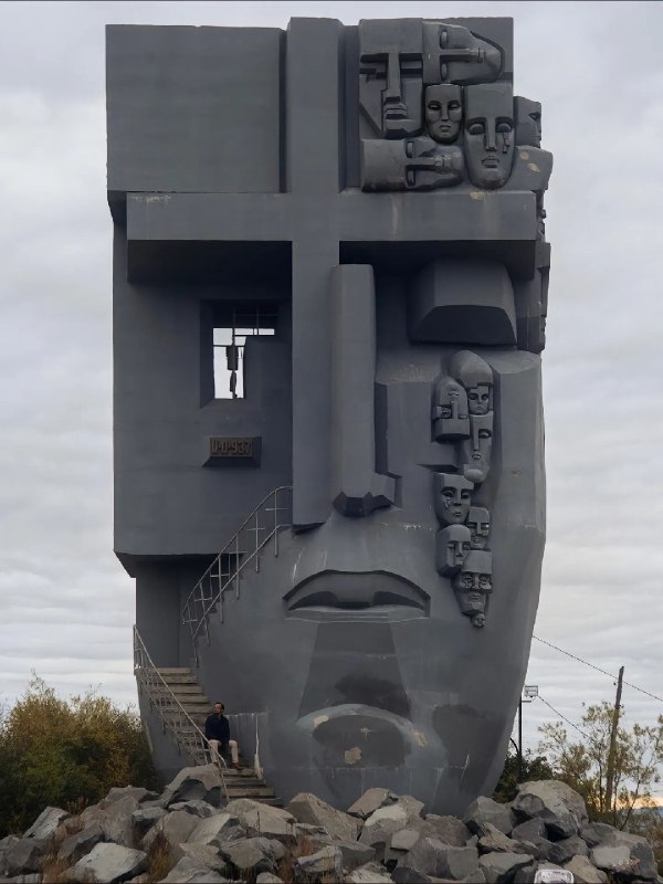 【悲伤面具】#苏联雕塑 #苏联艺术 #雕塑 #艺术 #俄罗斯雕塑这座脸部雕像由混凝土制作而成，泪水以小面具形式从左眼流出，右眼呈铁窗状