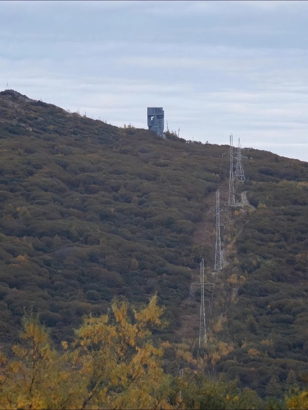 【悲伤面具】#苏联雕塑 #苏联艺术 #雕塑 #艺术 #俄罗斯雕塑这座脸部雕像由混凝土制作而成，泪水以小面具形式从左眼流出，右眼呈铁窗状