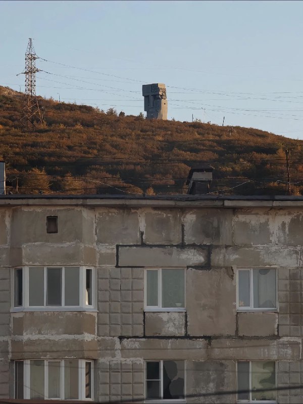 【悲伤面具】#苏联雕塑 #苏联艺术 #雕塑 #艺术 #俄罗斯雕塑这座脸部雕像由混凝土制作而成，泪水以小面具形式从左眼流出，右眼呈铁窗状