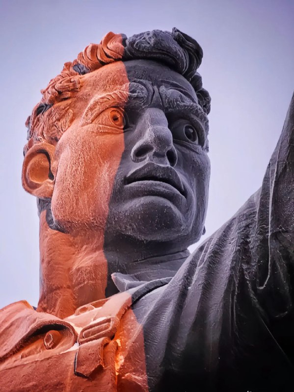 【后方-前方】#后方前方纪念碑 #苏联雕塑 #雕塑 #艺术 #俄罗斯雕塑纪念碑竖立在马格尼托哥尔斯克，一名工人向一名战士授剑