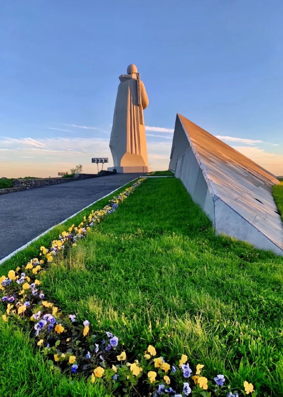 阿廖沙「Алёша」#阿廖沙纪念碑  #苏联雕塑 #苏联艺术 #摩尔曼斯克这座纪念碑是为了纪念在卫国战争期间保卫苏联北极地区的战士们而建的，人们亲切地称之为阿廖沙「Алёша」