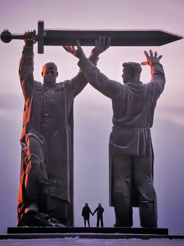 【后方-前方】#后方前方纪念碑 #苏联雕塑 #雕塑 #艺术 #俄罗斯雕塑纪念碑竖立在马格尼托哥尔斯克，一名工人向一名战士授剑