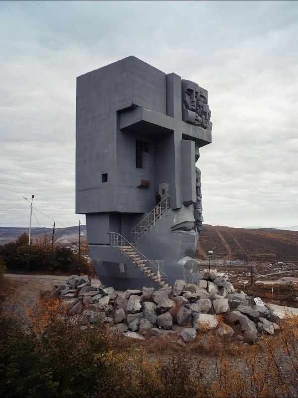 【悲伤面具】#苏联雕塑 #苏联艺术 #雕塑 #艺术 #俄罗斯雕塑这座脸部雕像由混凝土制作而成，泪水以小面具形式从左眼流出，右眼呈铁窗状