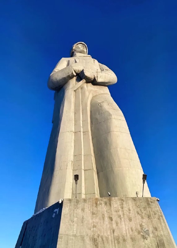 阿廖沙「Алёша」#阿廖沙纪念碑  #苏联雕塑 #苏联艺术 #摩尔曼斯克这座纪念碑是为了纪念在卫国战争期间保卫苏联北极地区的战士们而建的，人们亲切地称之为阿廖沙「Алёша」