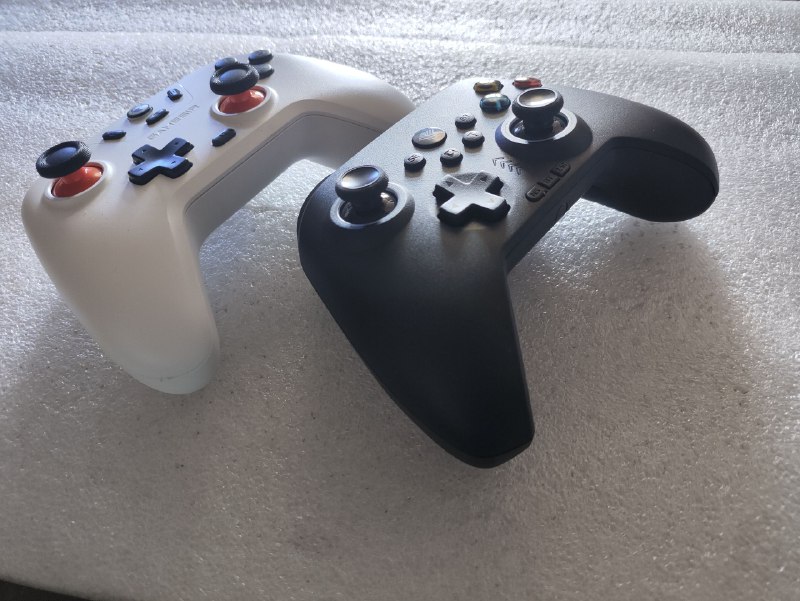 「御游破晓 VS 小鸡启明星 」50元手柄横评前言本人通过了我之前在频道里提到的方法进行刷-30券，所以你官网看到79.9，实际到手可能低于49.9，抖音新人绑卡最高减40元甚至到手只有9.9，通过抖音极速版可能至1分入手其中之一的手柄壹 外观评测① 颜色的选择小鸡启明星在50元档：提供白和紫两种选择，其他配色需要加10块，为了颜值只能选白