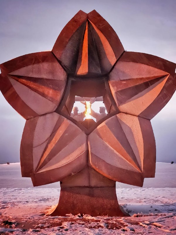 【后方-前方】#后方前方纪念碑 #苏联雕塑 #雕塑 #艺术 #俄罗斯雕塑纪念碑竖立在马格尼托哥尔斯克，一名工人向一名战士授剑