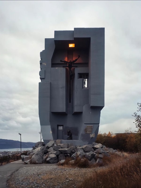 【悲伤面具】#苏联雕塑 #苏联艺术 #雕塑 #艺术 #俄罗斯雕塑这座脸部雕像由混凝土制作而成，泪水以小面具形式从左眼流出，右眼呈铁窗状