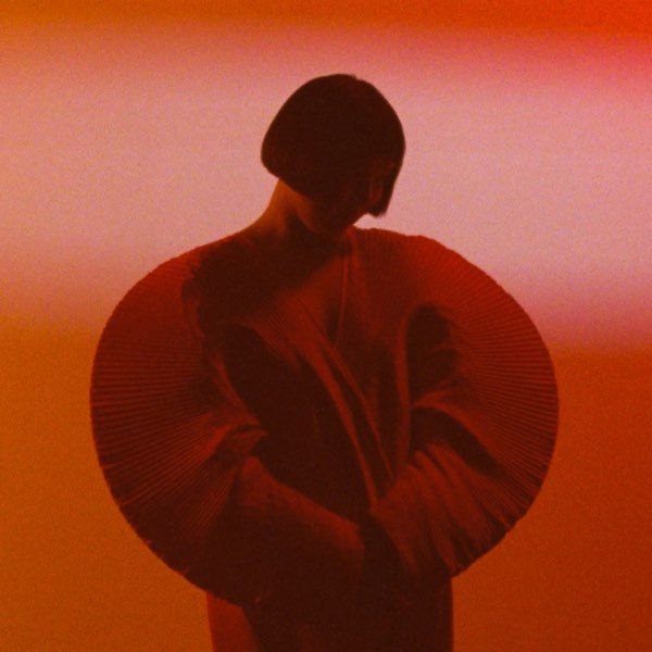 分享一首音乐简介：《Temeen Deerees Naran Oirhon》，由 Enji 演唱，收录于《Ulaan》专辑中