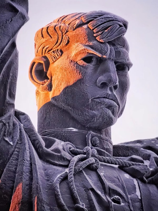 【后方-前方】#后方前方纪念碑 #苏联雕塑 #雕塑 #艺术 #俄罗斯雕塑纪念碑竖立在马格尼托哥尔斯克，一名工人向一名战士授剑