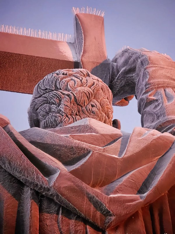 【后方-前方】#后方前方纪念碑 #苏联雕塑 #雕塑 #艺术 #俄罗斯雕塑纪念碑竖立在马格尼托哥尔斯克，一名工人向一名战士授剑